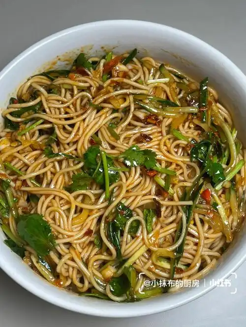 油泼辣椒凉拌面简单过瘾烦恼压力就来一