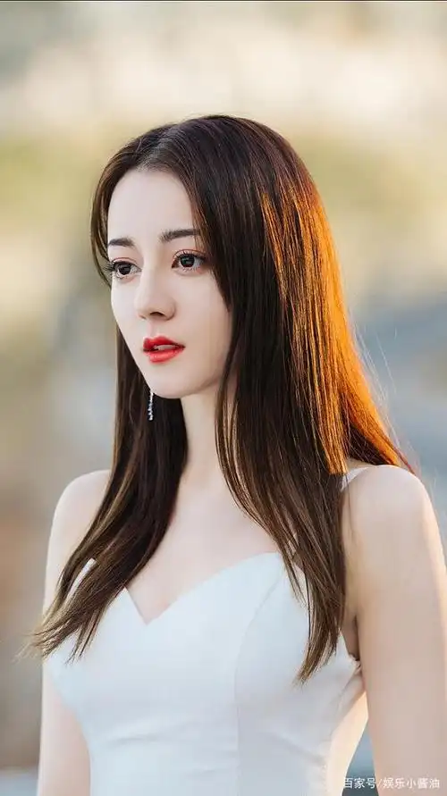 《幸福,触手可及!》迪丽热巴美照纯分享,白色鱼尾裙太惊艳了!