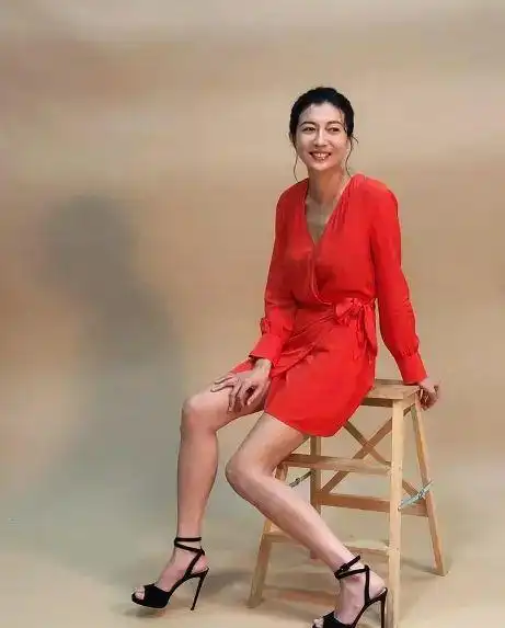 西装裙的版型不是很长,露出长腿的方式将吴绮莉的身材优势放大化的