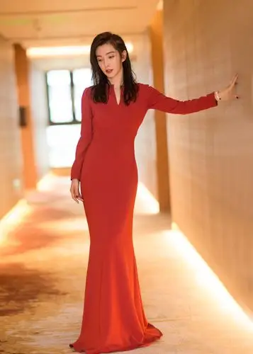 李冰冰红黑对撞造型亮相西安 笑谈身材管理:吃不胖