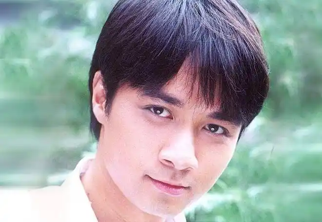 古巨基首晒儿子照片老婆52岁产子高龄产妇逃不过这3点尴尬