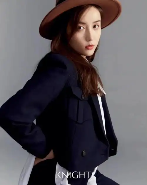 明星衣橱吕一利落气质