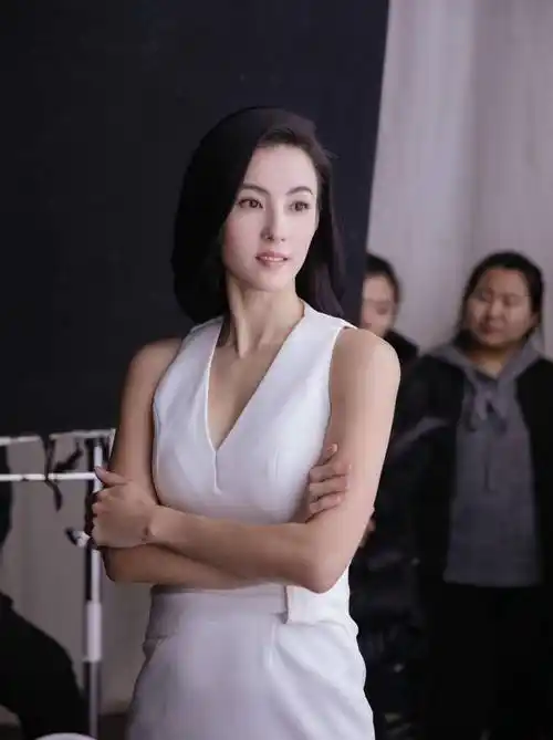 张柏芝近照曝光,微卷发搭配无袖白裙知性优雅,盛世美颜风采不减_白色