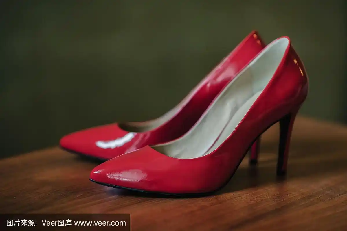 红色高跟鞋特写新娘
