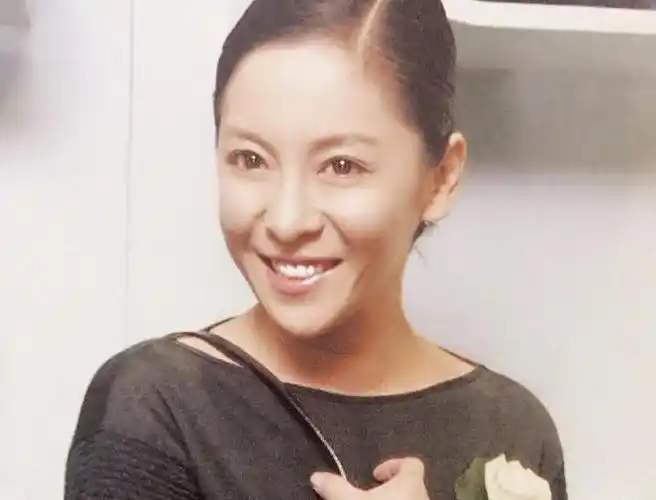 看了向太陈岚年轻时的照片向华强爱她38年也不是没有道理