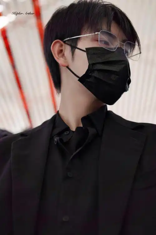 陈飞宇抱着咸鱼进组献鱼