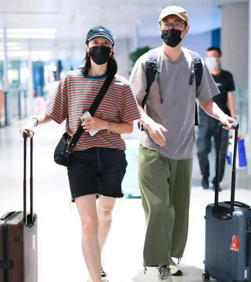 近日,朱亚文沈佳妮夫妇久违合体走机场,一把揽过妻子的手臂,甜度超标