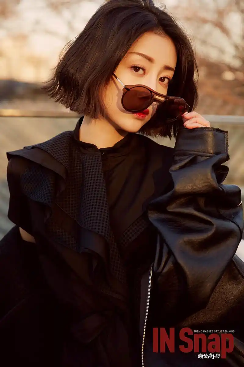 李溪芮最新街拍曝光 化身北京冬日胡同里的冷美人