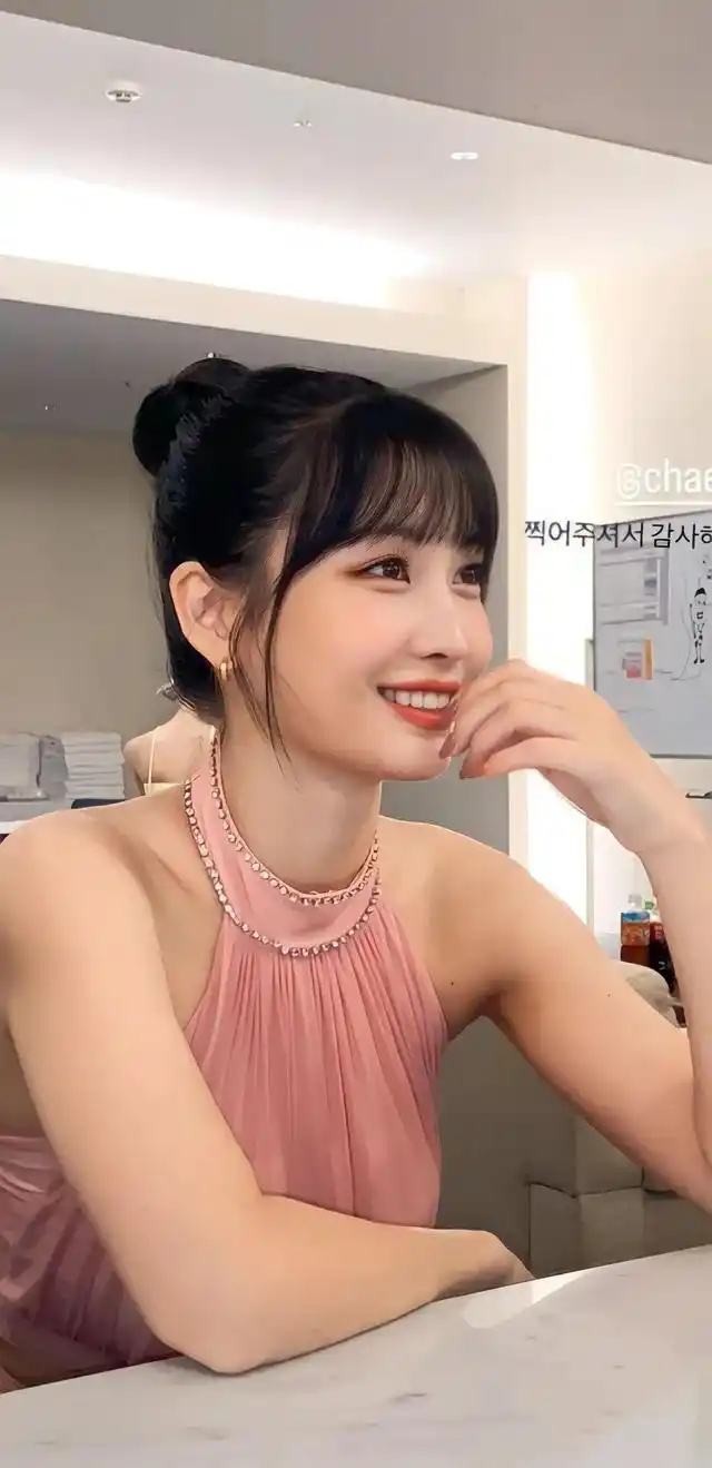 美女壁纸 /小姐姐的笑容很甜