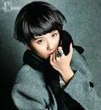 是特别的另类的,头发短而又有个性,小脸的女生选择了蘑菇头发型以后