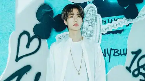 电脑壁纸 明星 大陆明星 阳光少年王一博帅气街拍写真