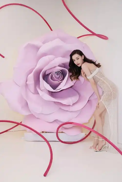 迪丽热巴穿抹胸高开叉薄纱裙 身材丰满性感 风情万种