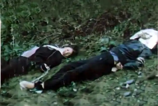 1991年10月28日,28名囚犯被处决,大毒枭陶静年仅20岁,照片中右边是