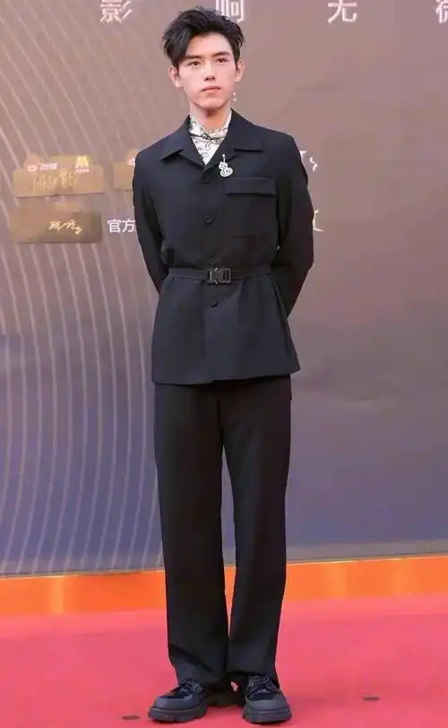 男明星瘦成纸片人,干尸,火柴棍还被夸?也太惊悚了吧