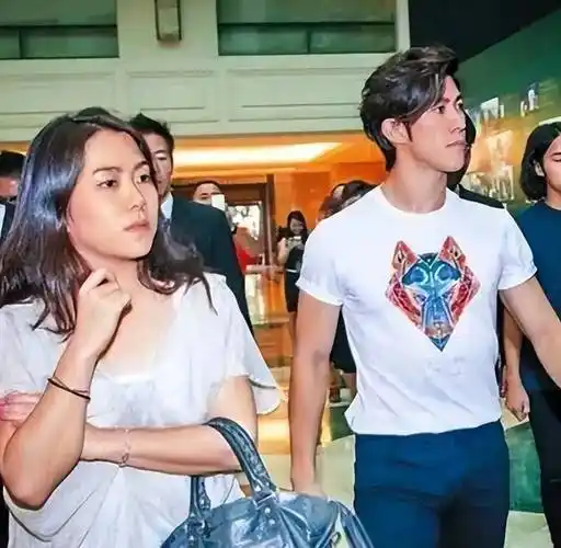 得到了黎明信任的阿wing,在事业上如鱼得水.