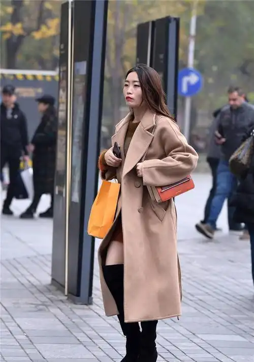 黑色粗跟过膝长靴搭配卡其色呢子大衣冬季的保暖穿搭