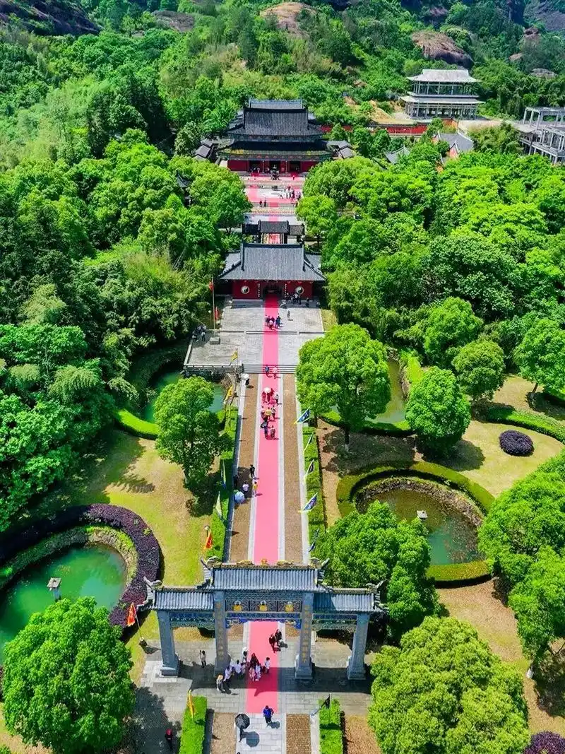 龙虎山国家级旅游风景区,道家发源地之一,薄雾缭绕的丘陵