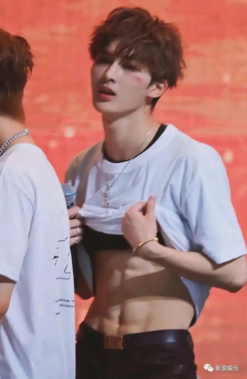 腹肌|男明星|龚俊_新浪新闻