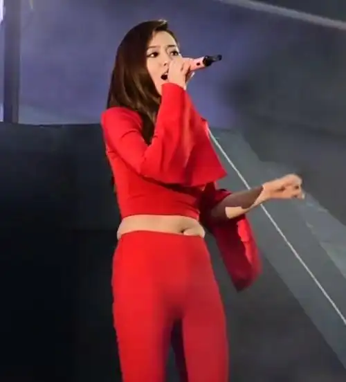 张靓颖很敢穿穿裤子紧还不够上衣也穿得紧明显赘肉太减分