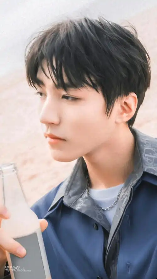 王俊凯超话  时隔三年再看这套女友视角下的海边大片,依旧会被少年感