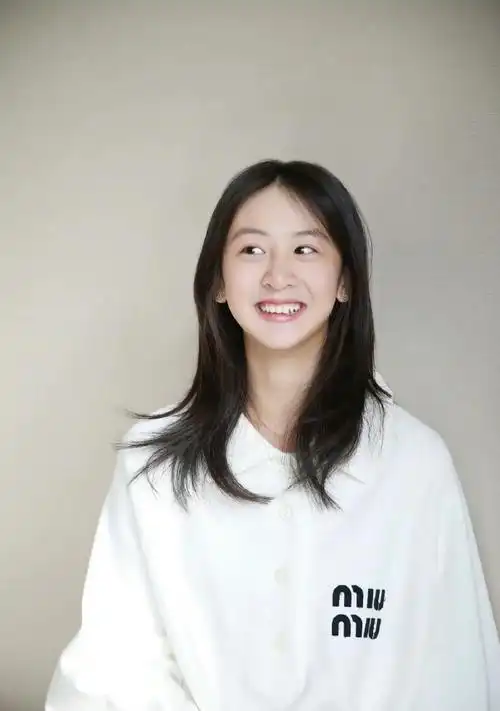 除了鼻子像田亮之外,其他都是挑父母优点长得,清秀水灵,大高个,白皮肤