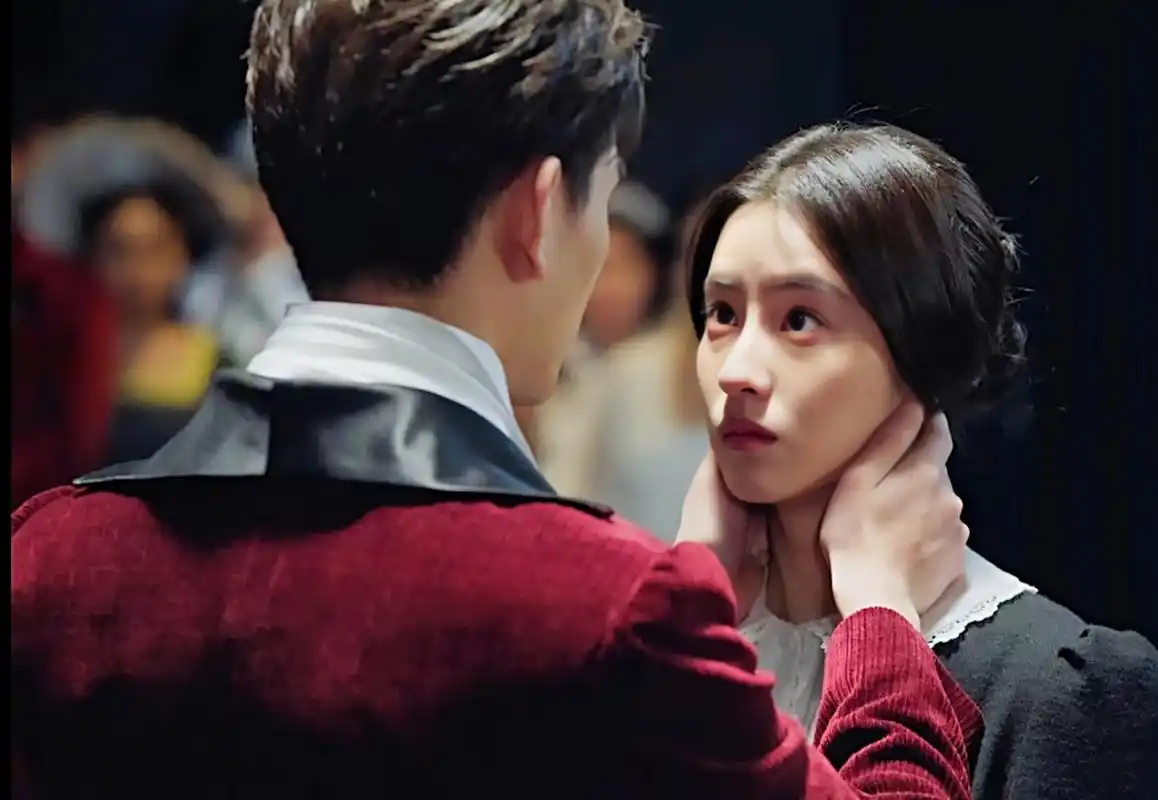 小船跟肖千喜表白亲吻这段戏太精彩了,让范丞丞和关晓彤的表情很意味
