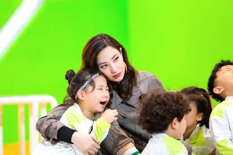 小巨人运动会郑希怡灰色西装成熟干练许佳琪连体短裙尽显好身材