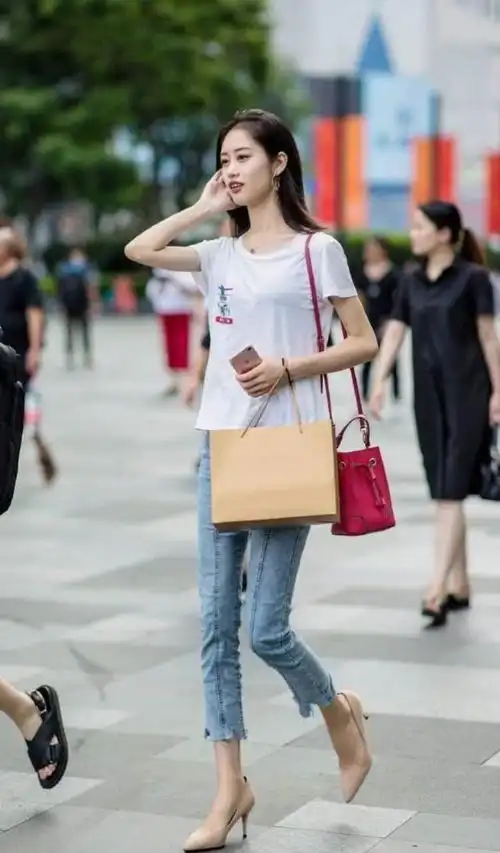 时尚街拍夏天不知道怎么穿试试白色t恤时髦又百搭