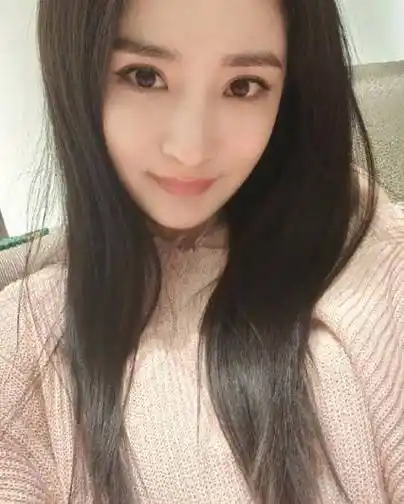 杨幂片场拍摄再现"麻花腿",看清坐姿我酸了:确定生过孩子?