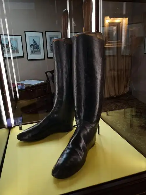 英语里面长筒靴就叫做wellington boots(威灵顿靴子). 这是公爵穿过的