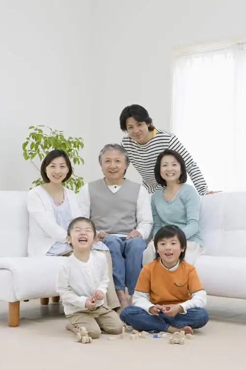 东方人,儿童,中年人,老年人,母亲,父亲,女儿,祖母,祖父,三代同堂,客厅