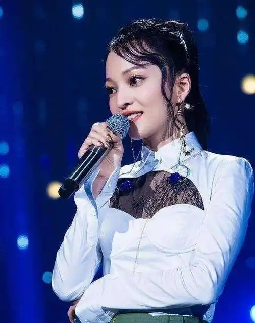 毕竟张韶涵一米五八的身高,体重仅有八十六斤,这也太瘦了吧.