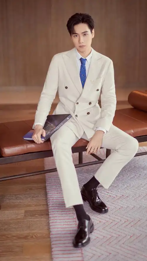 188cm胡一天脱掉西装换上休闲装居然也这么帅