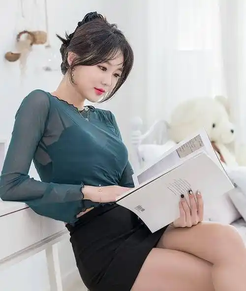 半透明性感上衣配紧身包臀裙,大长腿十分诱人_美女_姐姐_身材