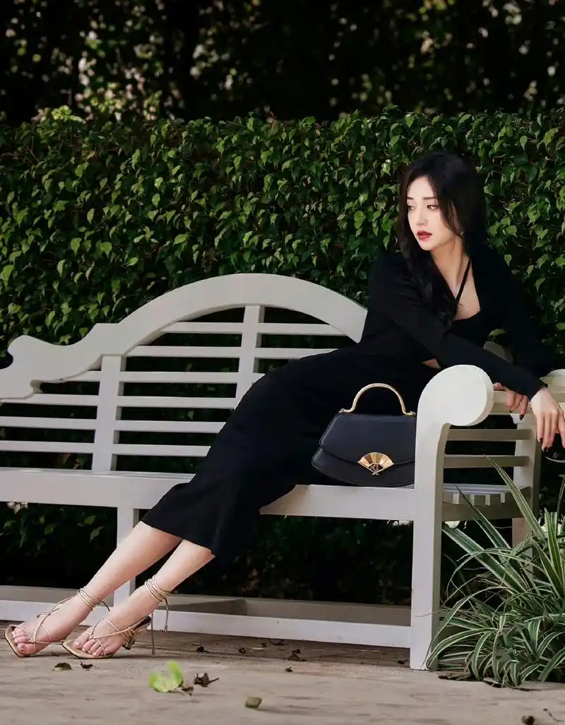 流行乐女歌手周洁琼美脚街拍照,周洁琼在2016年,参加选秀节目