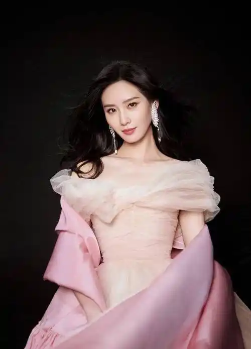 刘诗诗清冷温柔感写真,粉色抹胸长裙,绸缎披肩,诉说秋日絮语_耳环