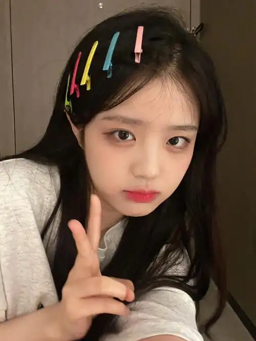 97拆开里面除了新版的爆梗糖豆包96还有一套是彩虹糖和花臂老王的