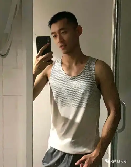 脱衣自拍的寸头小哥太帅了,这样的当男友太可!