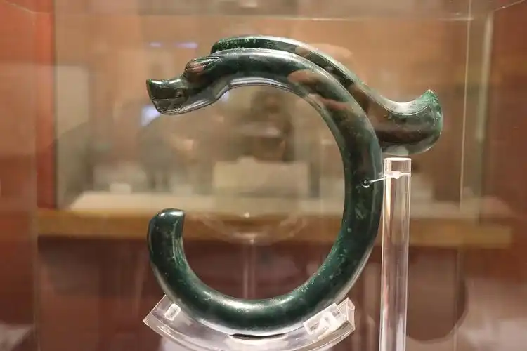 一个是北方的红山文化;一个是南方的良渚文化,这两类玉文化距今都大约