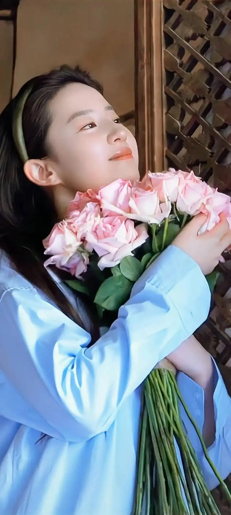 刘亦菲鲜花壁纸.这好运你们接不接!#刘亦菲捧花头像 #刘亦菲 - 抖音