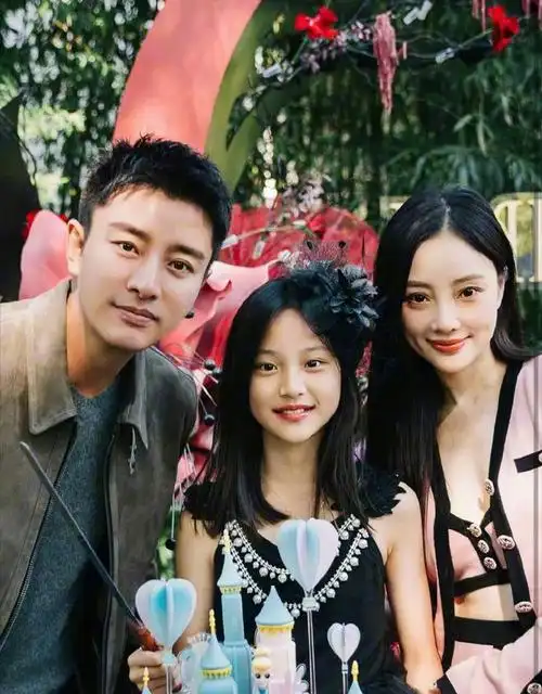 网友热议!贾乃亮李小璐合体为女儿庆生,女方大秀性感魔鬼身材