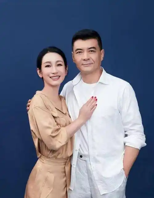 秦海璐同框老公像两辈人,穿一个色减龄又洋气,被宠成公主看得见_衬衫