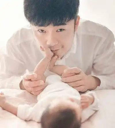 陈赫谈到孩子眼里满是爱,家里变成游乐场供女儿玩耍太有爱!