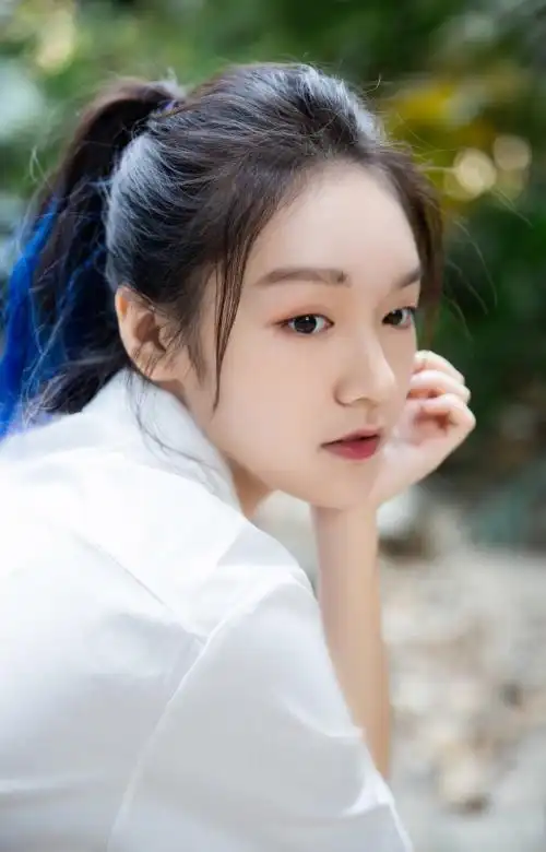 为此重庆七中特地邀请了考上北京电影学院的学姐贺美琦,分享了自己的