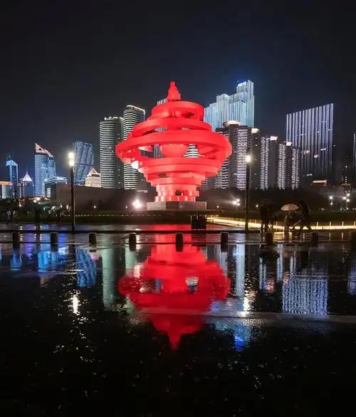 青岛:下雨天,五四广场与音乐广场夜晚即景
