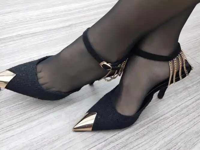 新款金属链条尖头高跟鞋网红款一字扣带黑