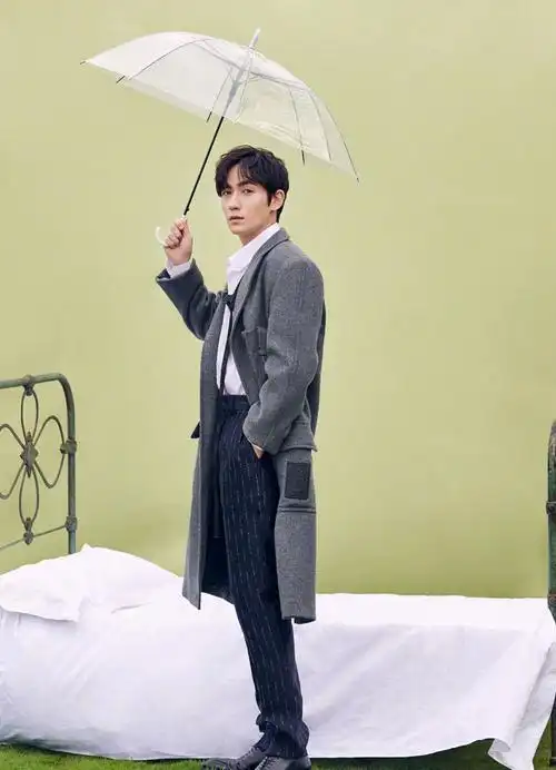 简介:朱一龙时尚魅力杂志封面大片,分享一组朱一龙图片给大家,图中的