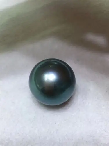 海水珠,一种是淡水珠,海蚌长的很小,每只海蚌里面只能产出来一颗珍珠