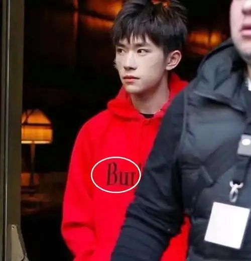 周冬雨给易烊千玺涂指甲油三次活动出现红指甲粉丝多方求证