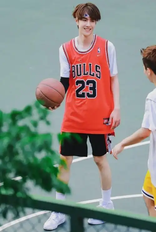 王一博打篮球被抓拍失去十级美颜滤镜后秀出的奶棍腿我爱了